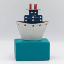 Μικρά διακοσμητικά καραβάκια από μέταλλο με ξύλινη βάση.