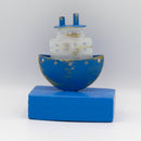 Μικρά διακοσμητικά καραβάκια από μέταλλο με ξύλινη βάση.