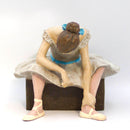 Μπιμπελό με μπαλαρίνα που ξεκουράζεται, από πορσελάνη.