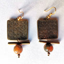 Σκουλαρίκια με τετράγωνο κρεμαστό με χαραγμένα μοτίβα και πορτοκαλί χάντρα.