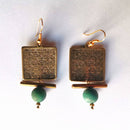 Σκουλαρίκια με τετράγωνο κρεμαστό με χαραγμένα μοτίβα και πράσινη πέτρα.