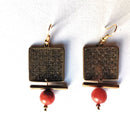 Σκουλαρίκια με τετράγωνο κρεμαστό με χαραγμένα μοτίβα και πορτοκαλί χάντρα.