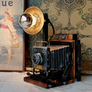 Διακοσμητικό φωτιστικό που μοιάζει με παλιά φωτογραφική μηχανή.