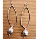 Μακριά ασημί σκουλαρίκια με χάντρα.