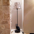 Επιδαπέδιο φωτιστικό με μαύρη γάτα και λευκό αμπαζούρ