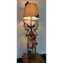 Φωτιστικό επιτραπέζιο από μέταλλο και φτερά.