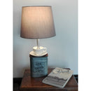 Φωτιστικό κομοδίνου upcycled με μπεζ καπέλο.