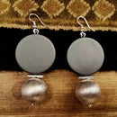 Κρεμαστά σκουλαρίκια με ασημί χάντρα.