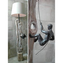 Επιδαπέδιο ξύλινο φωτιστικό σαλονιού.