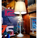 Έξυπνο λαμπατέρ - μπιζουτιέρα σταντ με ανοιχτόχρωμο  αμπαζούρ.