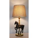 Λαμπατέρ σαλονιού με μαύρο ξύλινο αλογάκι και μπεζ αμπαζούρ.