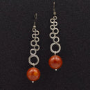 Μακριά σκουλαρίκια με κύκλους και κοκκινωπή ημιπολύτιμη χάντρα