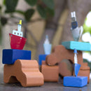 Μικρά διακοσμητικά καραβάκια από μέταλλο με ξύλινη βάση.