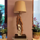 Μοντέρνο φωτιστικό επιτραπέζιο με ξύλο θαλάσσης.