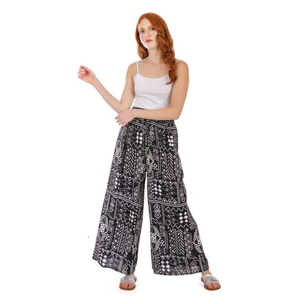 Loose summer pants in black and white
