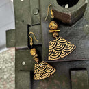 Σκουλαρίκια κρεμαστά μαύρο χρυσό με εμπριμέ στολίδι.