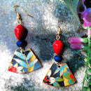 Σκουλαρίκια με κόκκινη και μπλε χάντρα και κρεμαστό στολίδι με λουλούδια.