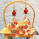 Κρεμαστά σκουλαρίκια με πορτοκαλί και κόκκινα φύλλα.