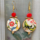 Σκουλαρίκια με στρογγυλό κρεμαστό με πολύχρωμα σχέδια.