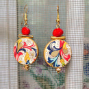 Σκουλαρίκια με στρογγυλό κρεμαστό με πολύχρωμα σχέδια.