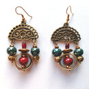 Σκουλαρίκια με κρεμαστές χάντρες και σκαλιστό στολίδι.