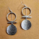 Σετ σκουλαρίκια φο μπιζού ασημί, κρεμαστά, με κρίκο, μικρή μπάρα και στρογγυλό στολίδι.