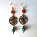 Σκουλαρίκια με κρεμαστό σκαλιστό στολίδι και χρωματιστές πέτρες.