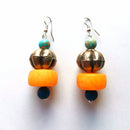 Σκουλαρίκια κρεμαστά με κίτρινη, μπλε, ασημί και τιρκουάζ χάντρα.