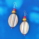 Σκουλαρίκια κρεμαστά με πολύχρωμο ριγέ στολίδι και χάντρες.