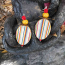 Σκουλαρίκια με πολύχρωμο ριγέ κρεμαστό και χάντρες.