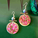 Σκουλαρίκια κρεμαστά με ροζ λουλούδια.