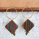 Σκουλαρίκια κρεμαστοί κρίκοι χρυσαφί και πολύχρωμους ριγέ ρόμβους.