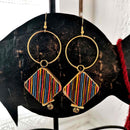 Σκουλαρίκια με κρεμαστούς κρίκους και ριγέ πολύχρωμους ρόμβους.