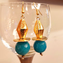 Κρεμαστά σκουλαρίκια με χρυσαφί και πετρόλ χάντρες.