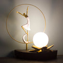 Λαμπατέρ σαλονιού με μπαλαρίνα που χορεύει.