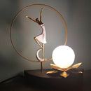 Επιτραπέζιο φωτιστικό με μπαλαρίνα που χορεύει και λωτό.